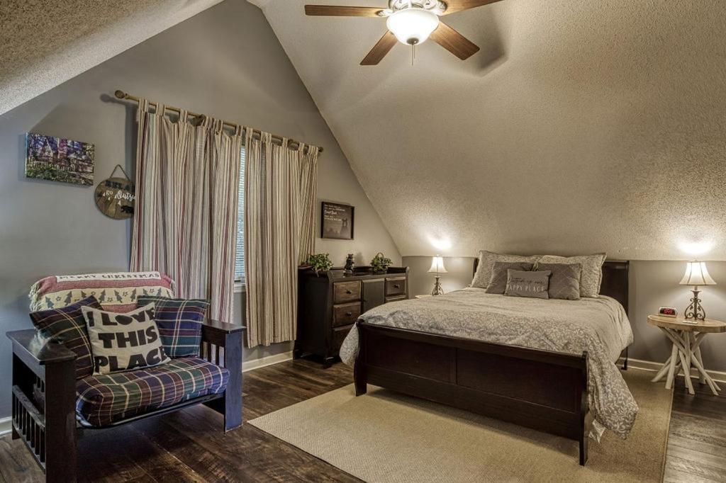 Moonshine Chalet, Hot Tub, Pool Access, Wifi, 1089 Free Tickets Each Paid Day, Dollywood And More Gatlinburg Exterior foto