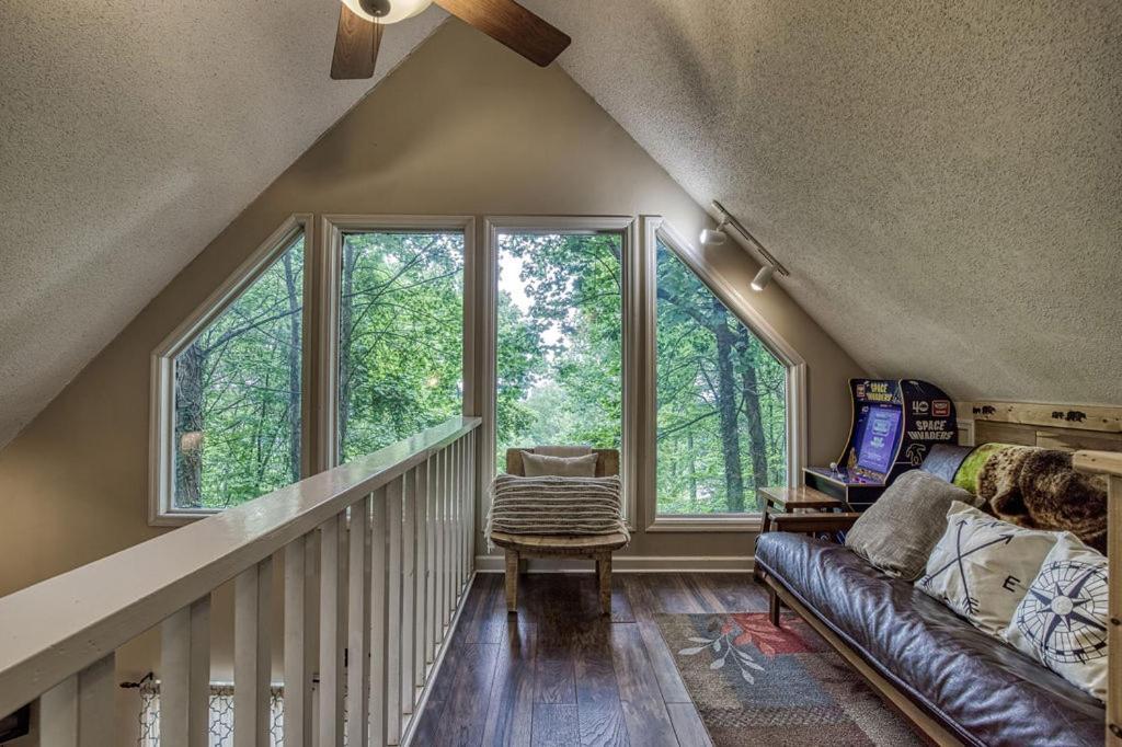 Moonshine Chalet, Hot Tub, Pool Access, Wifi, 1089 Free Tickets Each Paid Day, Dollywood And More Gatlinburg Exterior foto