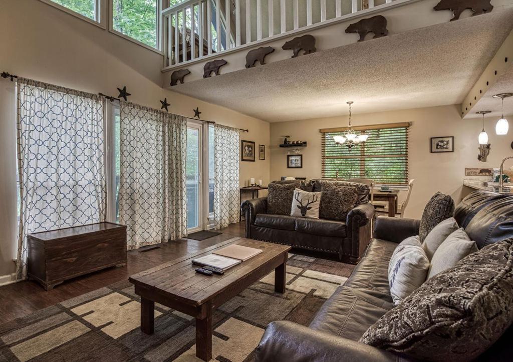 Moonshine Chalet, Hot Tub, Pool Access, Wifi, 1089 Free Tickets Each Paid Day, Dollywood And More Gatlinburg Exterior foto